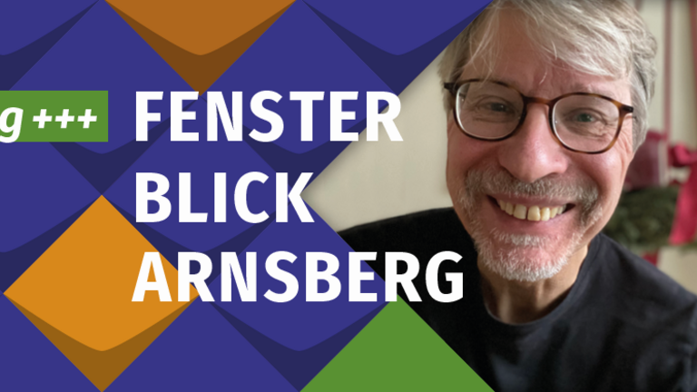 Foto von Michael Kalthoff-Mahnke vor bunten Kacheln der KSL