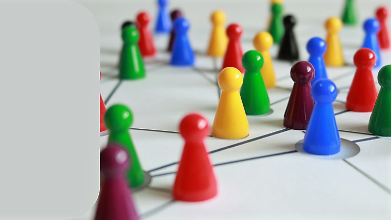 Bunte Spielfiguren auf einem vernetzten Spielfeld.