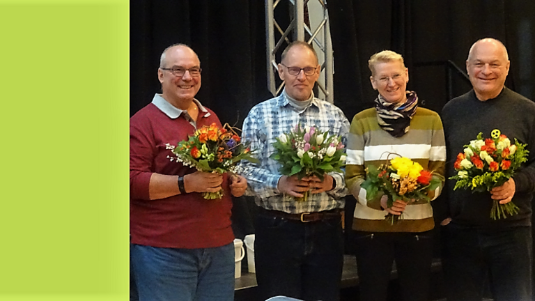 Das Foto zeigt die Vorstandsmitglieder des Vereins Politisch Selbstbestimmt Leben NRW. Es sind von links nach rechts Gerhard Naschke (2. stellvertretender Vorsitzender), Wolfgang Bennewitz (Vorsitzender), Antje Baukhage (1. stellvertretende Vorsitzende), Emanuel Stadler (Schatzmeister).
