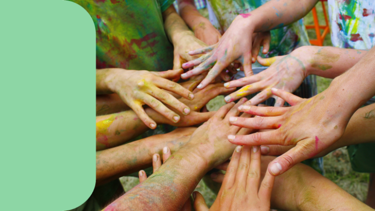 VIele Hände berühren sich zu einer Gemeinschaft