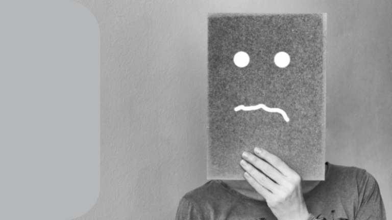 Eine Maske mit einem traurigen Gesicht