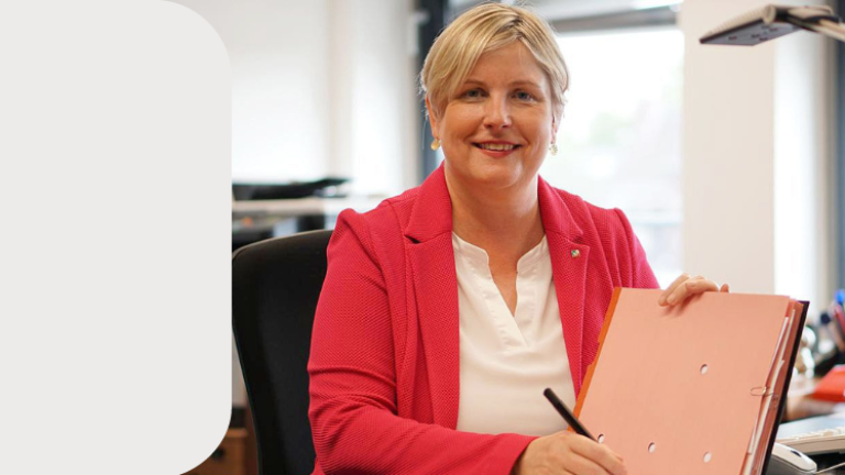 Die Landesbehindertenbeauftragte Claudia Middendorf an ihrem Schreibtisch in Düsseldorf.