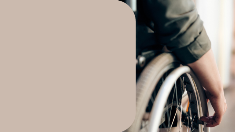 Ein Rolli-Fahrer auf einem langen Gang.