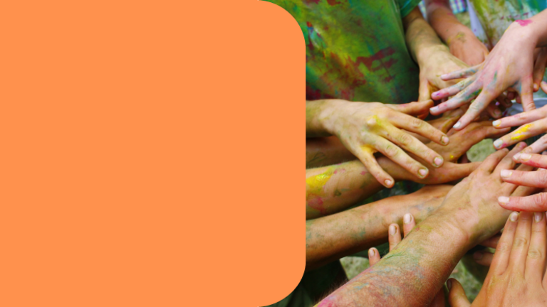 Viele Hände berühren sich zu einer Gemeinschaft