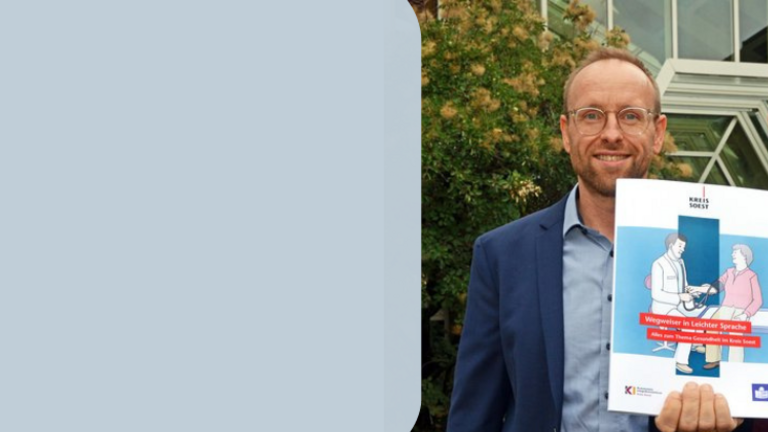 Psychiatrie- und Behindertenkoordinator Jan-Oliver Wienhues (l.) und Holger Schubert, Leiter des Kommunalen Integrationszentrums (KI), haben jetzt den Wegweiser Gesundheit des Kreises Soest vorgestellt. Foto: Judith Wedderwille/ Kreis Soest 