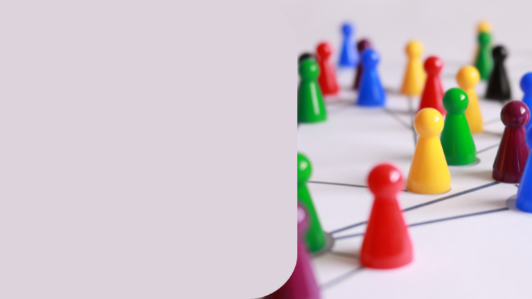 Bunte Spielfiguren auf einer Spielfläche.