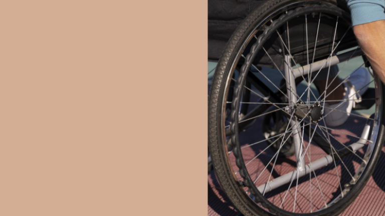 Nahaufnahme einer behinderten Person mit Basketball.