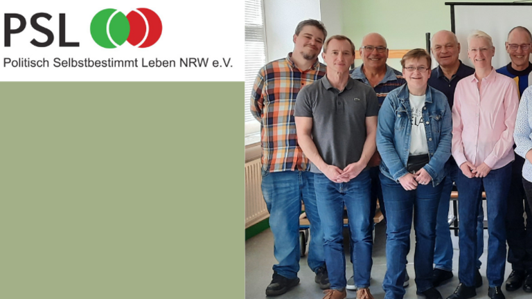 Zwölf Mitglieder des Vereins "Politisch Selbstbestimmt Leben" mit Jörg Rodeike, Referent für Politische Partizipation beim KSL.Düsseldorf (2.v.l.), links: Logo PSL NRW e.V.