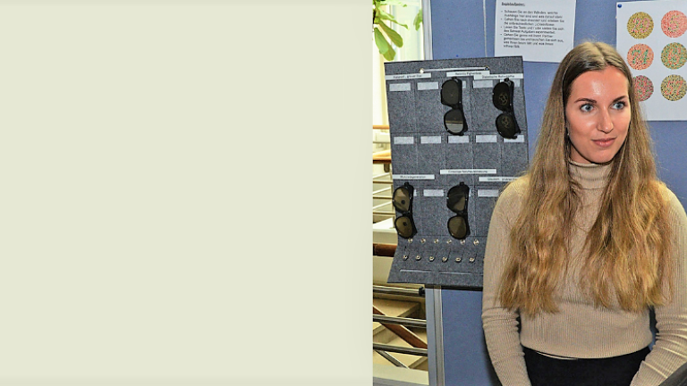 Teilnehmerinnen und Teilnehmer lernen unterschiedliche Sehschwächen und Erkrankungen der Augen kennen. 