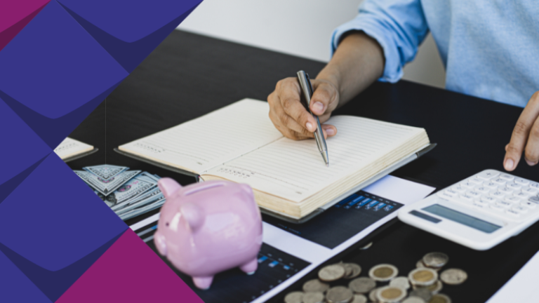 Symbolbild für das Thema Kostenerstattung: Eine Person sitzt am Schreibtisch, nur die Hände sind zu sehen. Sie macht Notizen in einem Heft und nutzt mit der anderen Hand einen Taschenrechner. Daneben liegen Münzen und auch ein Sparschwerin ist zu sehen.