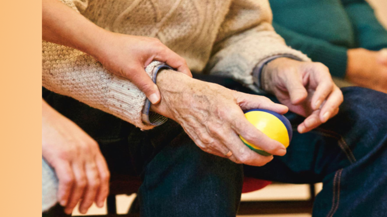 Jüngere Hände und ältere Hände mit einem kleinen Ball.