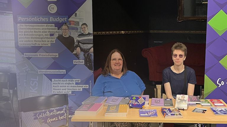 KSL Arnsberg Vertreterinnen am Info-Stand mit Roll Ups und Infomaterial.