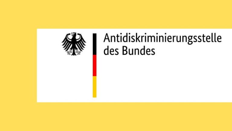 Das Bild zeigt das Logo von der Antidiskriminierungsstelle des Bundes auf einen gelben Hintergrund.