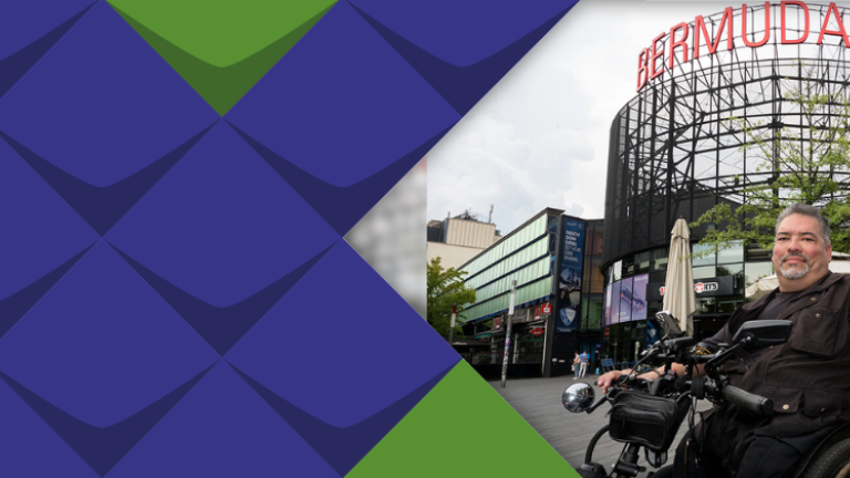 Milton Merlano vor dem Logo des Bochumer Bermudadreiecks