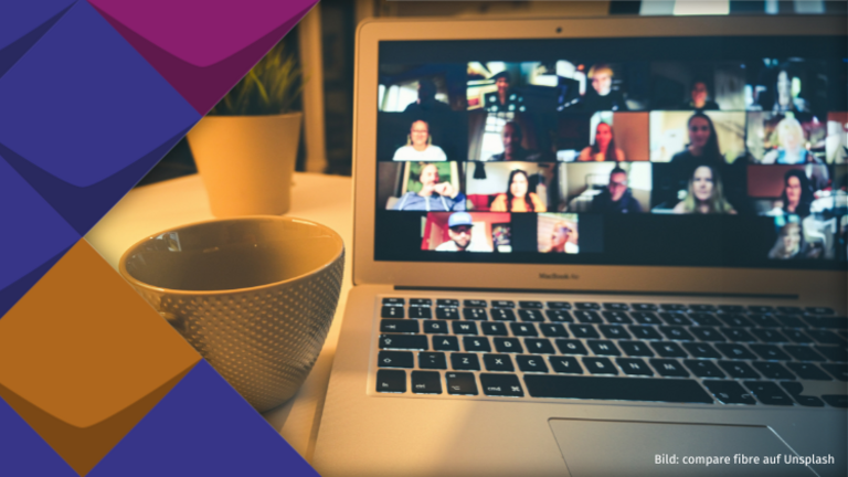 Ein Laptop auf dem ein Online-Meeting stattfindet. Daneben steht eine Kaffeetasse.