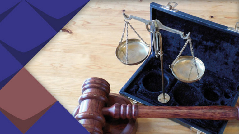 Symbolbild Waage und Hammer