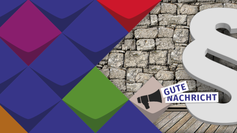 Paragrafenzeichen vor einer Mauer, umrahmt von den KSL-Kacheln