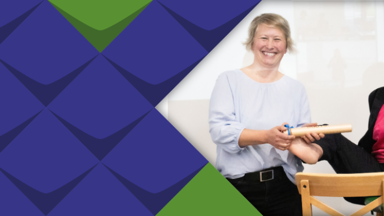 Prof. Dr. Theresia Degener übergibt symbolisch den Staffelstab bei BODYS an Dr. Kathrin Römisch.