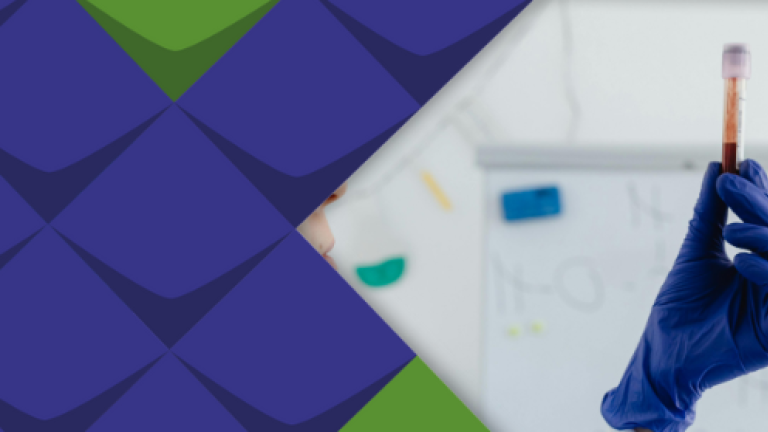 Eine Blutprobe wird im Labor hochgehalten.