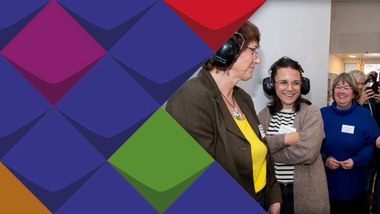 Mehrere Menschen mit Kopfhörer spielten "Stille Post" mit Lippenlesen