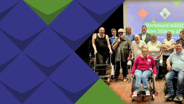 Gruppenfoto vonTeilnehmer*innen und Organisator*innen