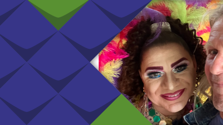 links CSD Moderatorin Antonella  Rossi mit Schminke und Kopfschmuck, rechts Andreas Tintrup. Ein Selfie und beide lachen.