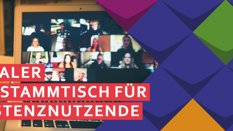 Auf dem Foto ist ein Screenshot von einem Onlinetreffen mit mehreren Teilnehmenden auf einem Monitor zu sehen. Neben dem Monitor steht eine Tasse Kaffee.