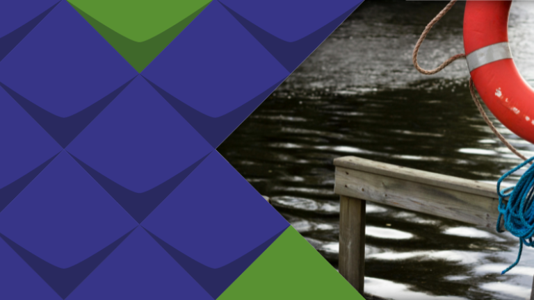 Ein orangefarbener Rettungsring leuchtet vor einem farblosen Hintergrund