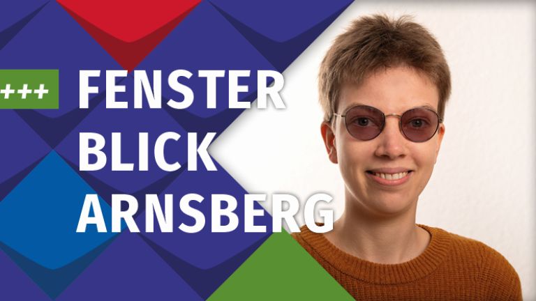 Ein Foto von Milena Wolf, eine lächelnde junge Frau mit kurzen dunkel-blonden Haaren mit dem Titel Fensterblick Arnsberg, eingerahmt in bunte Kacheln des KSL.NRW und dem Hinweis +++Neu im Blog+++Fensterblick Arnsberg