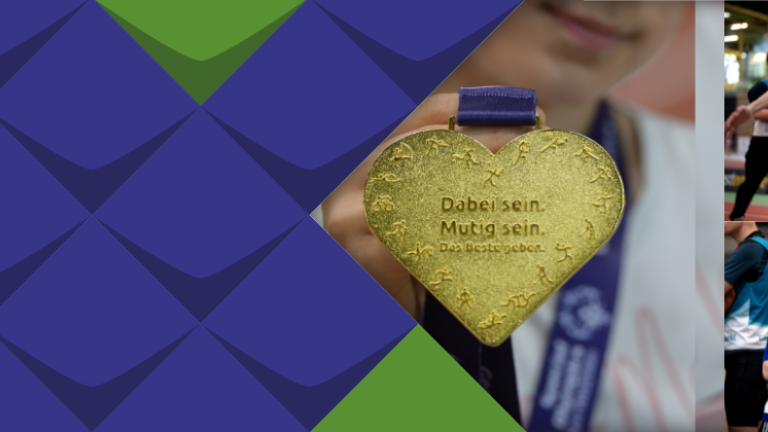 Fotos von der Sport-Tour in Dortmund: eines zeigt die herzförmige Goldmedaille, in deren Mitte steht: "Dabei sein. Mutig sein. Das Beste geben." Rechts daneben zwei kleinere Fotos, auf einem läuft ein junger Mann mit ausgebreiteten Armen vorneweg, hinter ihm andere Laufende. Außerdem ein Foto von zwei jungen Männern, die sich umarmen und in die Kamera lachen. Einer von ihnen hält einen Staffelstab.